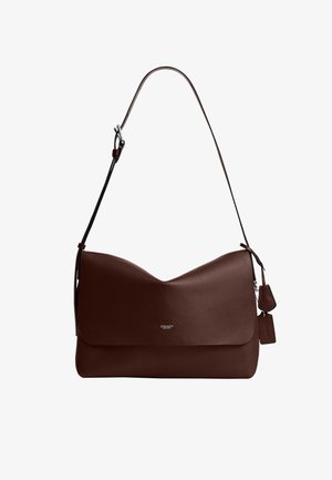 Dunkelbraune Lederschultertasche mit verstellbarem Riemen, Frontklappe und kleinem Coach-Logo, das in der Mitte des Frontpanels platziert ist.