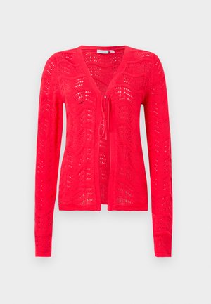 Cardigan en tricot rouge avec col en V, manches longues et fermeture à nouer. Présente un motif ondulé et une texture à mailles ouvertes pour une meilleure respirabilité.