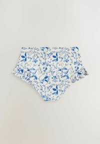 Bas de bikini taille haute blanc avec motif de vigne florale bleue et petits détails à volants sur les côtés sur un fond uni.