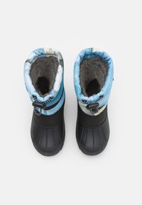 Botas impermeables negras con un forro textil azul y blanco, que cuentan con un cierre con cordón y un forro de felpa gris.