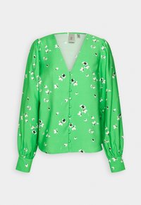 Blusa floreale verde con maniche lunghe, scollatura a V e chiusura a bottone. Caratterizzata da un motivo floreale bianco e nero, realizzata in tessuto leggero.