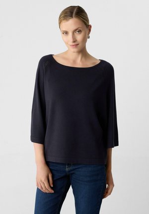 Granatowy sweter bawełniany z szerokim dekoltem i rękawami o długości trzy czwarte. Posiada prążkowane akcenty na ramionach oraz luźny krój.