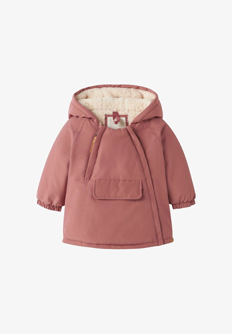Lyserød overtøjsjakke med en fluffy creme-farvet foret hætte og lomme. Har elastiske manchetter og en glat, vandafvisende overflade.
