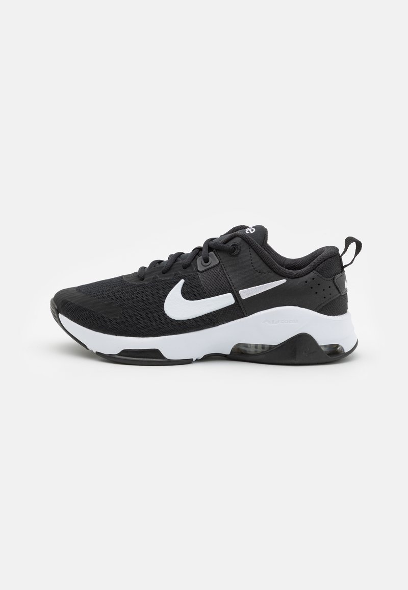 Zapatilla deportiva negra con parte superior texturizada, logo de Nike en blanco, cuello acolchado y amortiguación de aire visible en la suela.