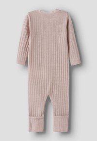 Jumpsuit rose côtelé avec des manches longues, des chevilles resserrées, un col rond et un motif texturé sur l'ensemble. Tissu doux avec des détails subtils.