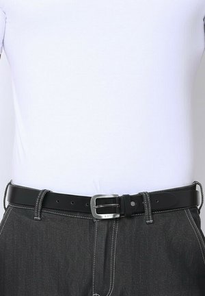 Zwarte leren riem met een zilveren gesp gedragen op donkergrijze broeken en een gestreken wit shirt.