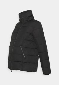 Chaqueta puffer negra con cuello alto, cierre frontal con cremallera y bolsillos laterales con un diseño de acolchado cosido.