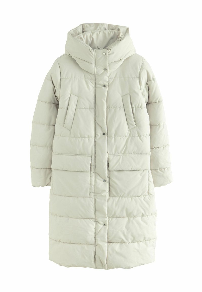 Manteau d'hiver léger gris clair avec capuche, texture matelassée, deux poches avant à pression et fermeture à boutons complète. Design mi-long.