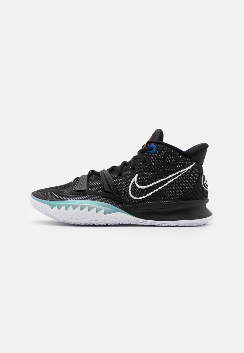 Chaussure de basketball Nike noire montante avec semelle blanche, logo swoosh blanc, dessus texturé et accents turquoise et bleus, vue de côté.