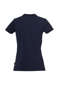 Marineblauwe polo, korte mouwen, platte gebreide kraag, zachte textuur, achteraanzicht. Heeft een logo-tag aan de linkerkant nabij de zoom.