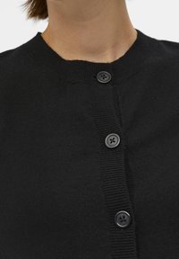 Schwarze gestrickte Strickjacke mit rundem Halsausschnitt, versehen mit sechs schwarzen Knöpfen in der Mitte, geripptem Kragen und glatter Textur.