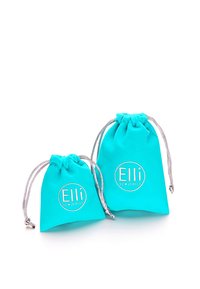 Türkiis sametist nöörikotid kahel erineval suurusel, hõbedaste detailide ja trükitud logoga "Elli WE ♥ JEWELS." Sile tekstuur, pehme viimistlus.