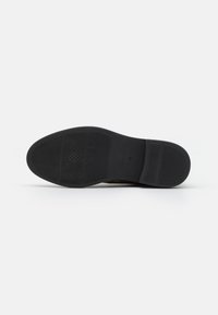 Thumbnail Image 5