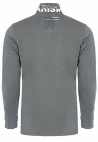 Langärmliges graues Poloshirt aus Baumwolle, mit einem weißen Kragen mit Text, Druck auf dem Rücken mit der Nummer "98" und gerippten Bündchen.