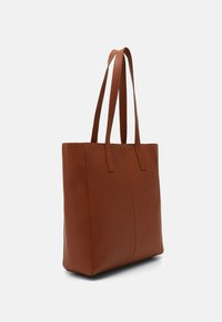 Bruine leren tote bag met twee lange handvatten, een eenvoudig ontwerp, rechthoekige vorm en een gladde textuur. Beschikt over twee verticale naden.