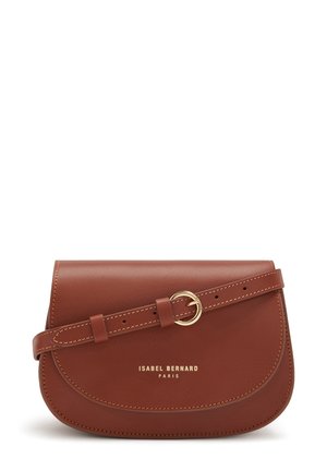 Sac bandoulière en cuir marron avec boucle dorée et logo "Isabel Bernard Paris" embossé en doré sur le rabat avant.