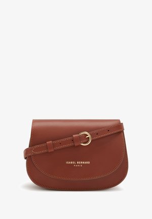 Sac bandoulière en cuir marron avec boucle dorée et logo "Isabel Bernard Paris" embossé en doré sur le rabat avant.