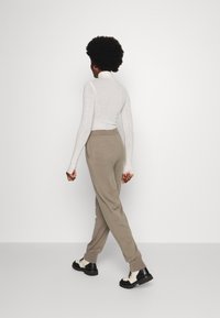 Lounge Nine BALLOU PANT - Calças de fato de treino - vintage khaki melange