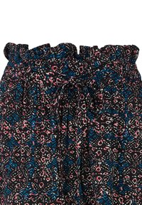 Jupe noire à motifs avec des designs floraux et géométriques en rose, bleu et blanc. Taille froncée avec un détail noué à l'avant.