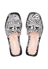 Sorte og hvide zebra-print slide sandaler har et slankt design, skinnende sølvhardware-accent og en blød inderside i lys beige.