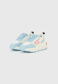 Αθλητικά παπούτσια με λευκό και ανοιχτό μπλε άνω μέρος, ροζ λεπτομέρειες και υφασμένες λαστιχένιες σόλες. Σχέδιο με κορδόνια και θηλιά στο πίσω μέρος.