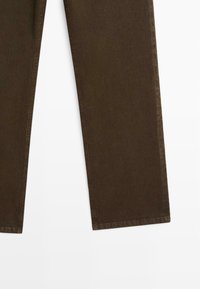 Pantalons droits marron en denim, avec une couleur unie, une texture lisse et des détails de couture standards le long des coutures.