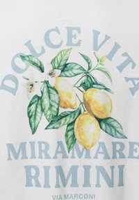 Weißes Baumwoll-T-Shirt mit einem bunten Grafikdesign von einer Zitrone und einem Blatt, mit dem Text "DOLCE VITA MIRAMARE RIMINI" in Hellblau.