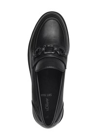 Mocassin en cuir noir avec détail chaîne sur le dessus, semelle intérieure en mousse souple et bout arrondi, vu de dessus sur fond blanc.