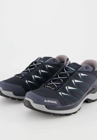 Dunkelblaue Wanderschuhe mit Mesh-Obermaterial, reflektierenden Akzenten und grauer Gummisohle; verfügen über ein Quick-Lace-System und eine verstärkte Zehenkappe.