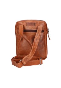 Borsa a tracolla in pelle marrone con tasca con zip e tracolla regolabile. Presenta una finitura testurizzata e un logo sulla parte anteriore.