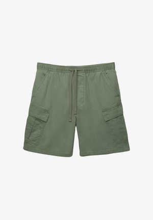 Olíva zöld vászon cargo short, amit vászon anyagból készítettek. Jellemzői közé tartozik egy rugalmas derékpánt húzózsinórral, két oldalsó zseb és két cargo zseb.