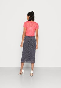 Monki Saia lápis - black dark