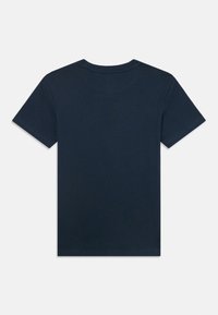 Sötétkék pamut póló rövid ujjakkal, kerek nyakkivágással és grafikus minták nélkül. Simaság jellemzi, klasszikus szabással.