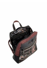 Mochila con un diseño en negro y burdeos, que cuenta con un compartimento principal con cremallera, bolsillos interiores y detalles gráficos decorativos.