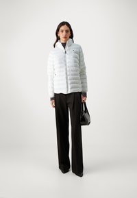 Tommy Hilfiger GLOBAL JACKET - Välikausitakki - ancient white