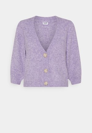 Hellviolette Strickjacke mit V-Ausschnitt, drei beigen Knöpfen vorne und langen Ärmeln mit gerippten Bündchen.