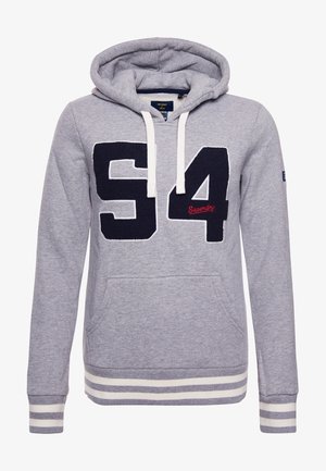 Hellgrauer Kapuzenpullover mit weißen Kordeln, große dunkelblaue "94" auf der Vorderseite, kleiner roter "Superdry" Schriftzug und gestreifte Bündchen und Saum.