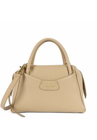 Borsa a mano in pelle beige con due manici corti, una tracolla removibile e un logo dorato sulla parte anteriore. Texture liscia e forma strutturata.