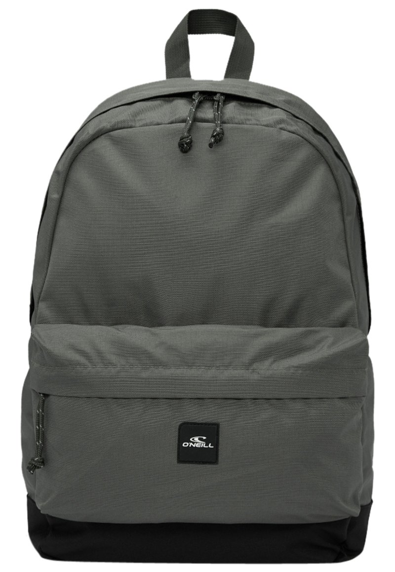 Mochila de tela gris con parte superior redondeada, correas ajustables, bolsillo delantero con cremallera y una sección inferior negra. Presenta el logo de O'Neill en la parte frontal.