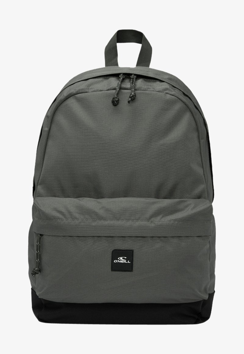 Mochila de tela gris con parte superior redondeada, correas ajustables, bolsillo delantero con cremallera y una sección inferior negra. Presenta el logo de O'Neill en la parte frontal.