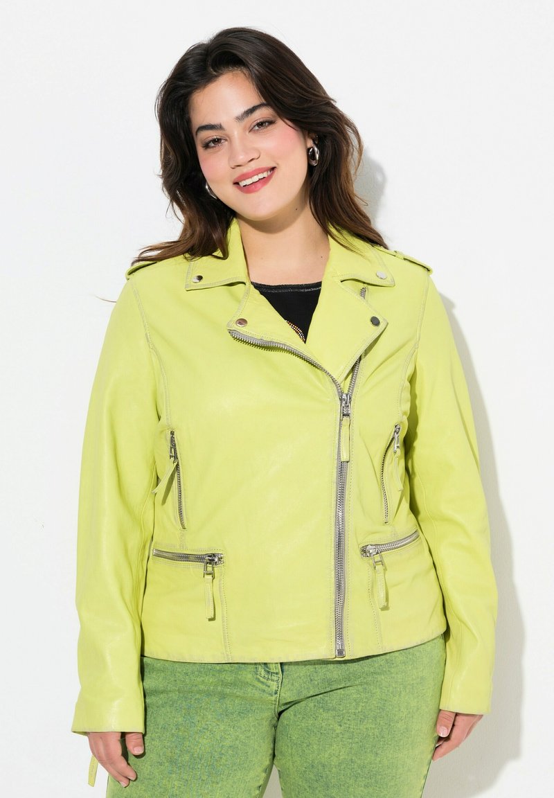 Veste de moto en cuir vert lime avec des zips argentés, poches zippées à l'avant et épaulettes. Texture lisse et design ajusté.