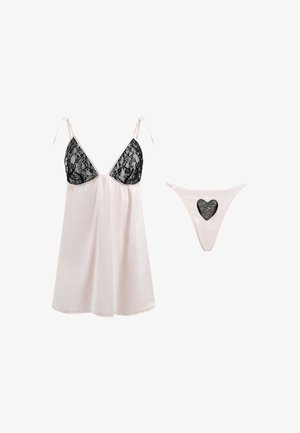 Črna in bela nočna srajca s čipkastim poudarkom in nastavljivimi naramnicami, v kombinaciji z ujemajočim belim tangicama s čipkastim izrezom v obliki srca.