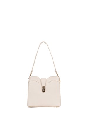 Crèmekleurige leren handtas met een enkele bovenste handgreep en een goudkleurige sluiting aan de voorkant in het midden.