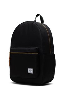 Černý batoh s hladkým textilním povrchem, kulatým tvarem, přední kapsou na zip, zlatými zipy a logem.