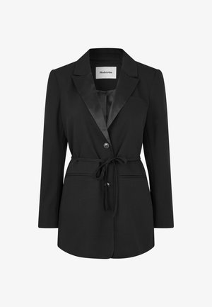 Blazer noir avec un col châle en satin, fermeture à un bouton, poches avant et ceinture à la taille. Tissu lisse avec une coupe ajustée.