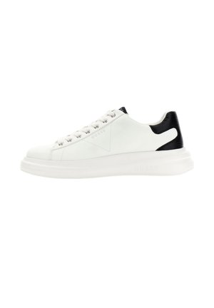 Sneaker bianca bassa con suola spessa, toppa nera sul tallone e lacci bianchi, vista laterale che mostra un logo discreto del marchio sulla tomaia.