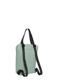 En mintgrön, strukturerad tote-väska gjord av syntetiskt material med svarta justerbara remmar och dragkedjestängning, med en platt botten.