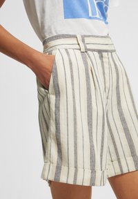 comma casual identity Short - white