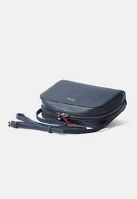 Borsa a tracolla in pelle blu navy con forma rettangolare, chiusura a zip, tracolla regolabile e dettaglio del tiretto della zip rosso. Texture liscia.