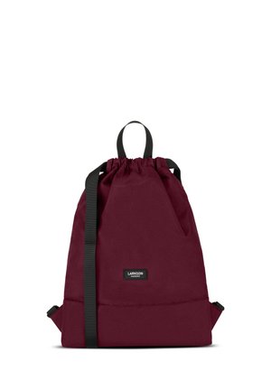 Mochila tipo saco granate con correas y asa negras, con un pequeño parche con el logo de Larkson Hamburg en el centro delantero.
